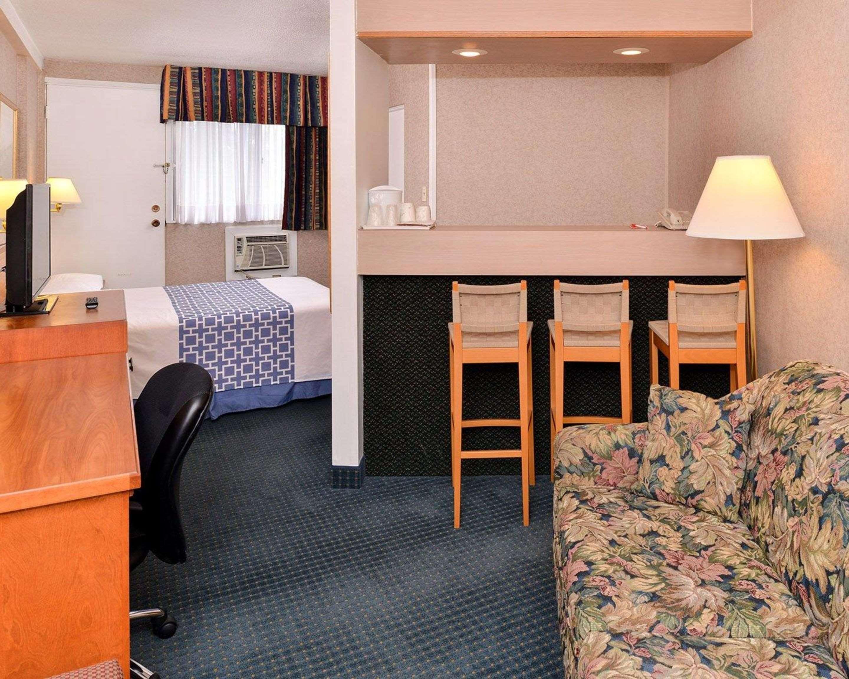 Econo Lodge Motel Village Калґарі Екстер'єр фото