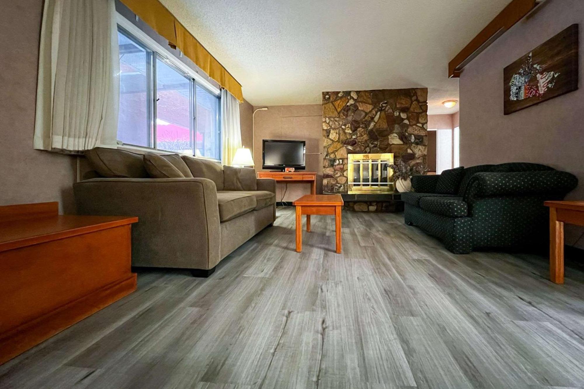 Econo Lodge Motel Village Калґарі Екстер'єр фото
