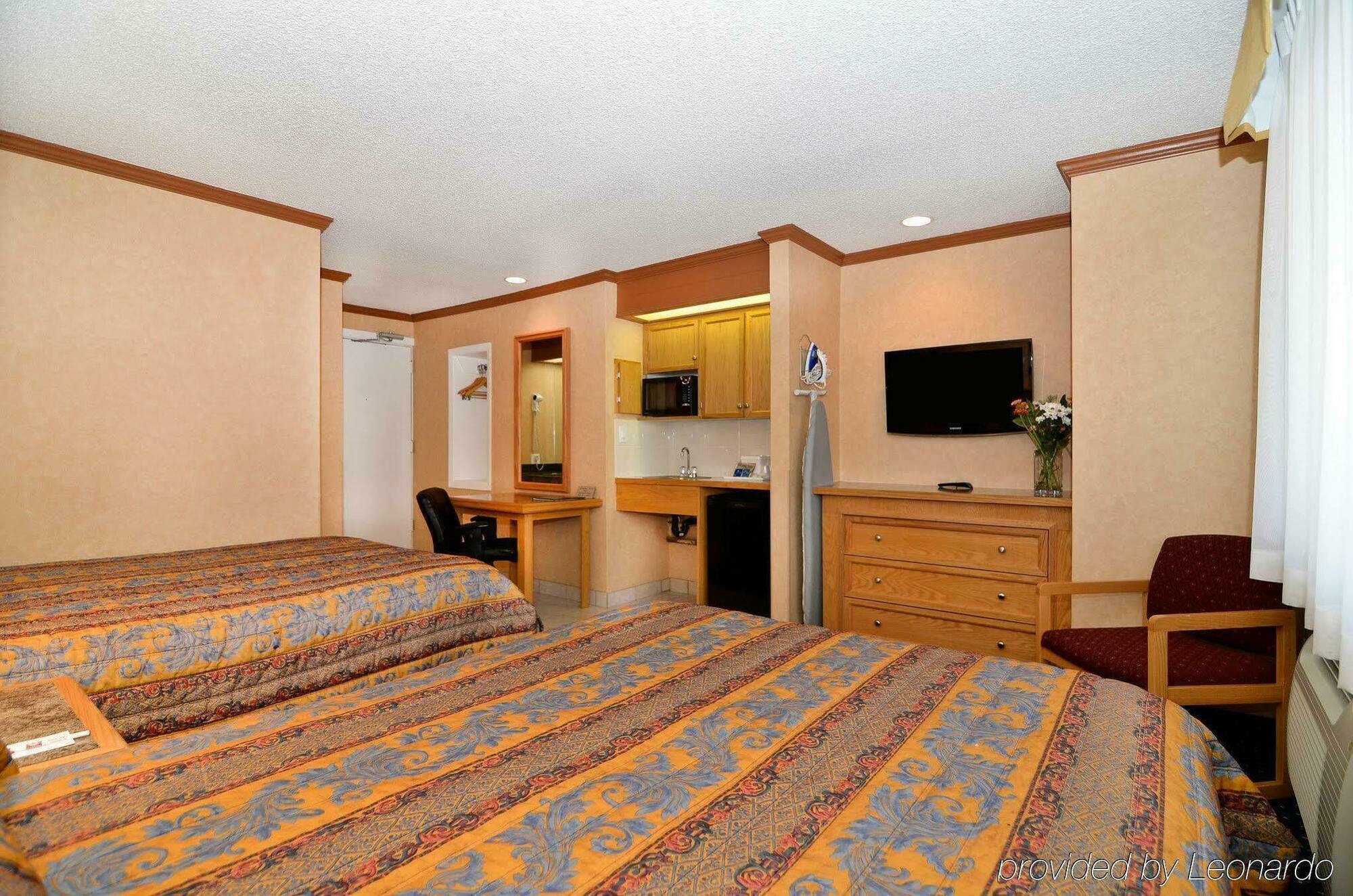 Econo Lodge Motel Village Калґарі Екстер'єр фото