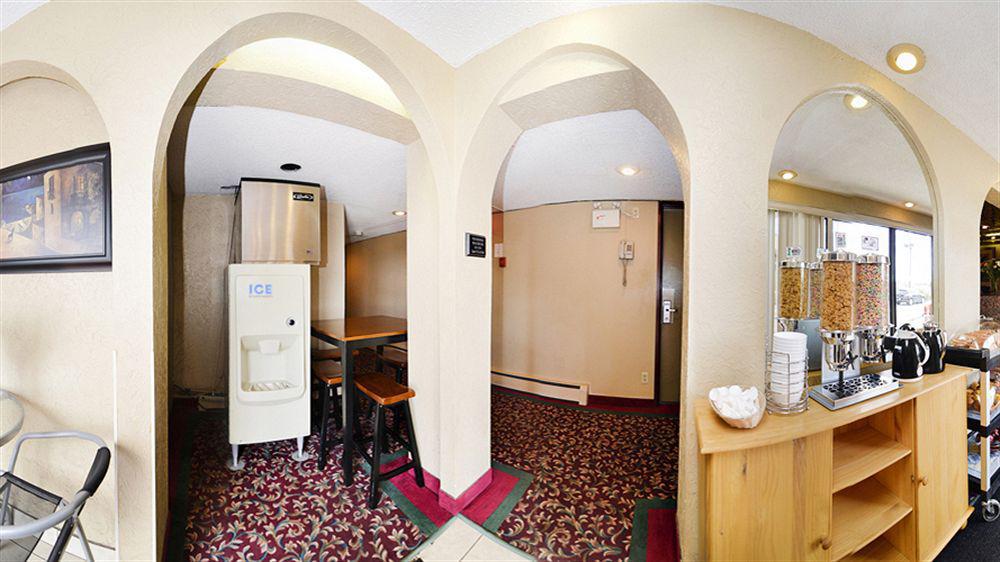 Econo Lodge Motel Village Калґарі Екстер'єр фото